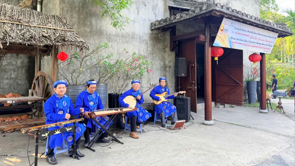 Những "nghệ sĩ nông dân" trong Câu lạc bộ Đờn ca tài tử phường Long Phước biểu diễn tại Bảo tàng Áo dài. Ảnh: TRUNG HẬU