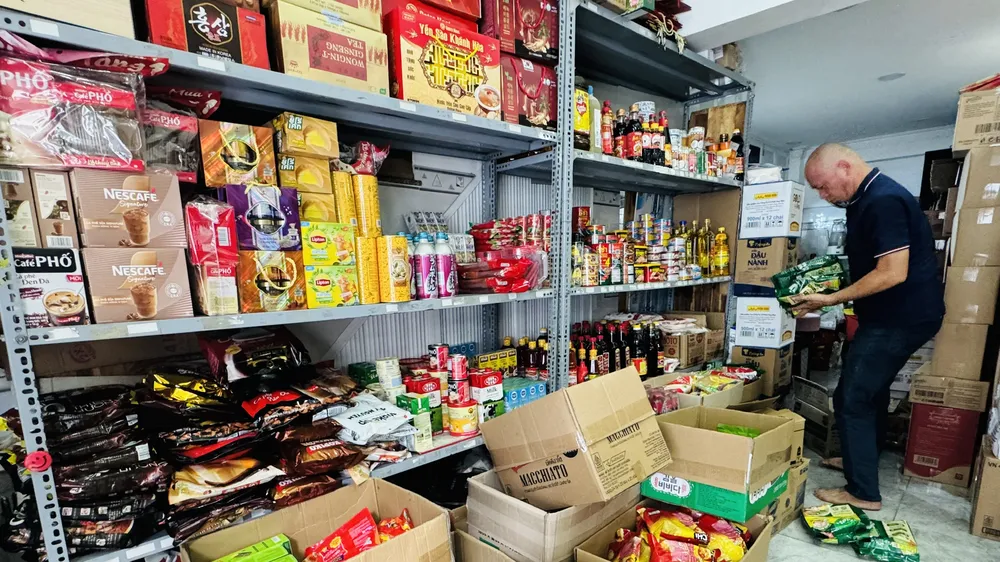 Người dân săn hàng cận date tại một cửa hàng trên đường Tân Kỳ Tân Quý, phường Sơn Kỳ, TPHCM. Ảnh: Hoa Lài
