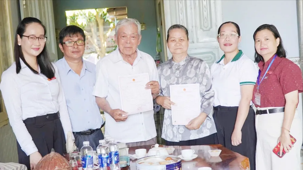 Trao giấy chứng nhận kết hôn tận nhà cho cặp đôi U80