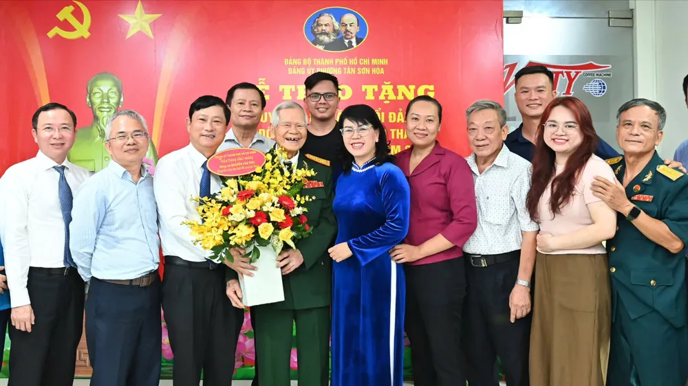TPHCM: Gần 24.100 đảng viên nhận Huy hiệu Đảng đợt ngày 2-9-2026