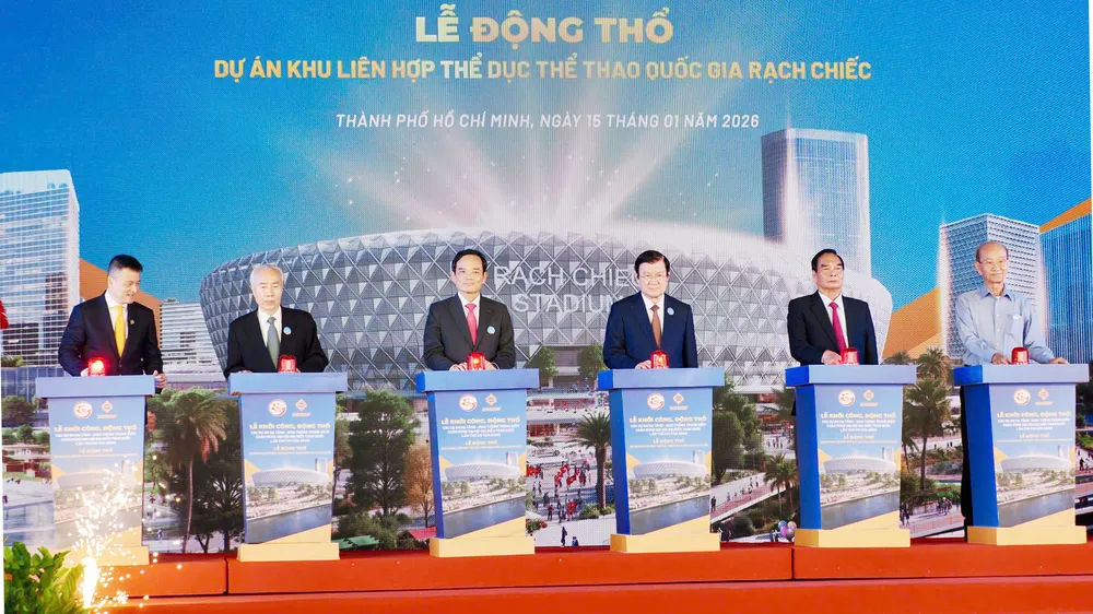 Đại biểu thực hiện nghi thức lễ động thổ Khu liên hợp Thể dục Thể thao Quốc gia Rạch Chiếc, ngày 15-1. Ảnh: HOÀNG HÙNG