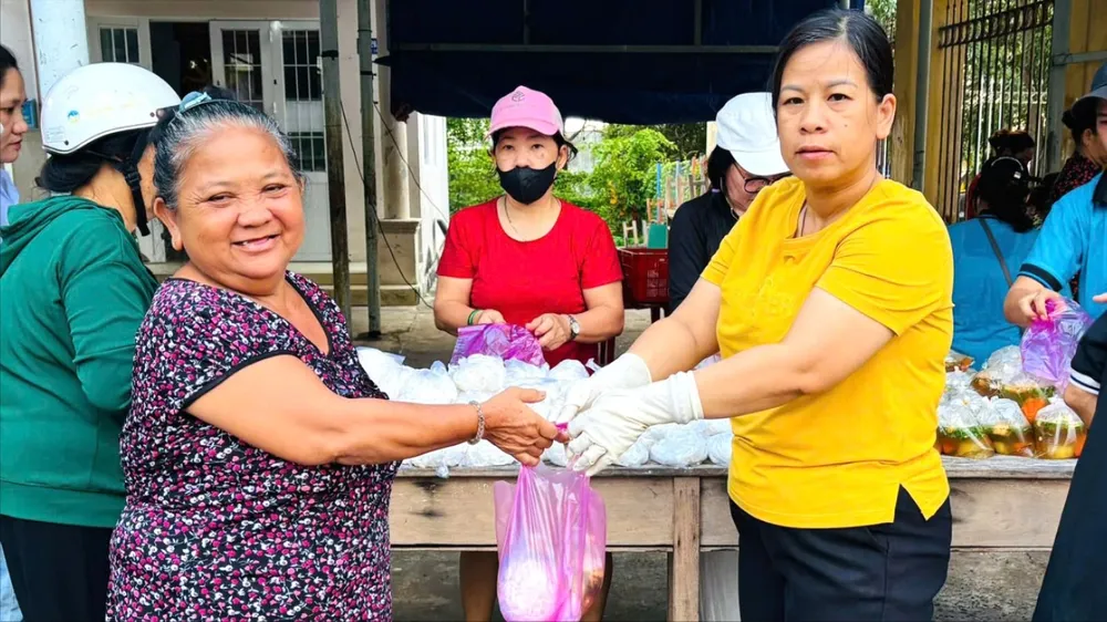 Những suất ăn nghĩa tình được chia sẻ cho người khó khăn ở ấp Long Nguyên (xã Long Điền, TPHCM). ẢNH: TRÚC GIANG