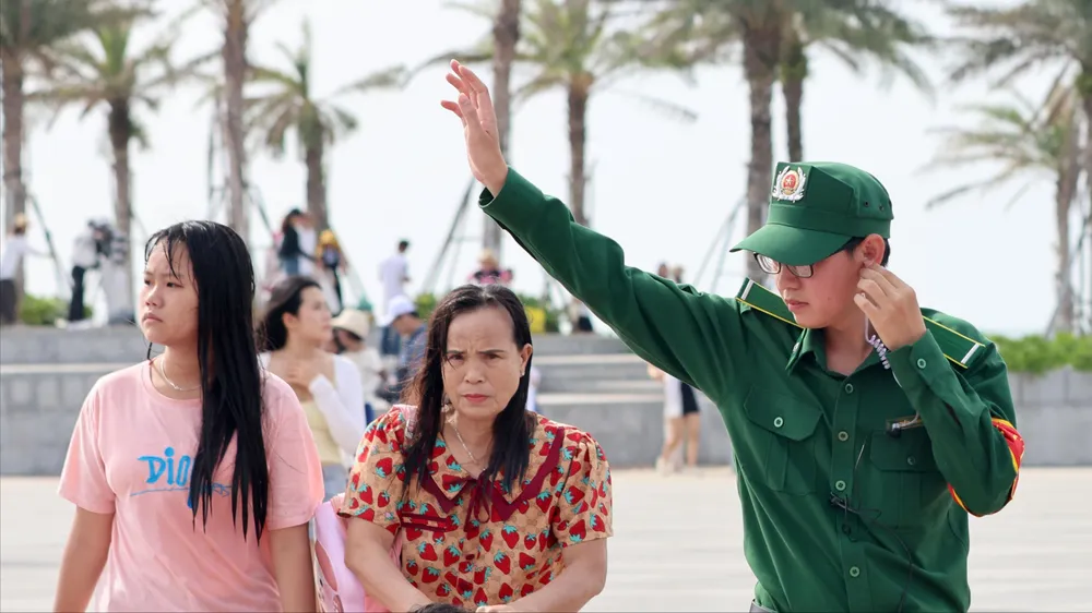 Trật tự viên du lịch TNXP hỗ trợ du khách tìm người thân đi lạc