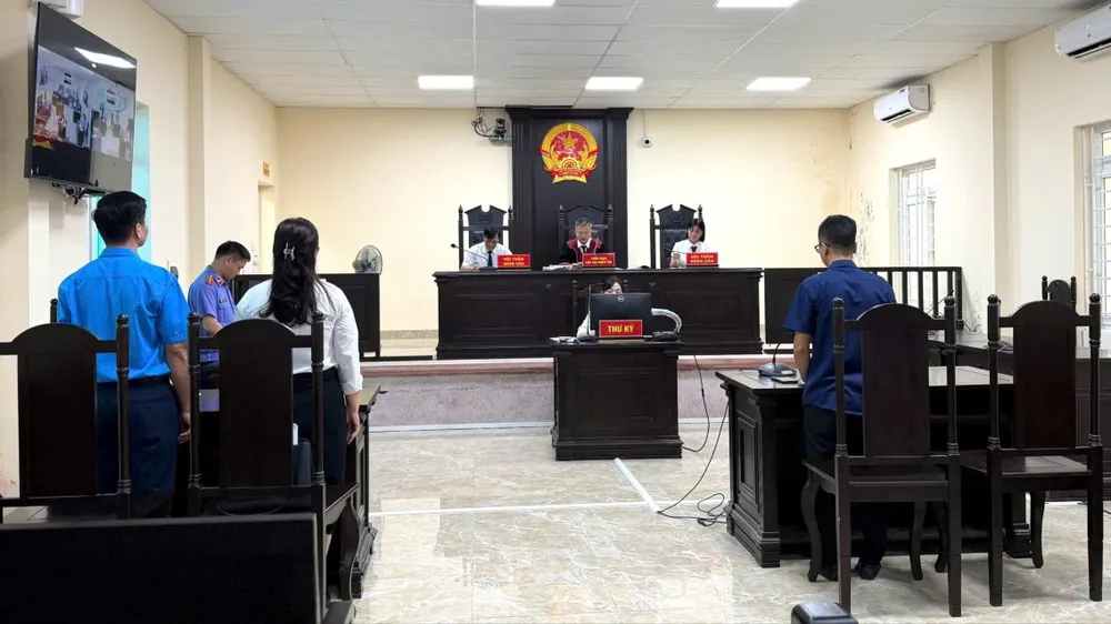 Phiên tòa xét xử vụ án dân sự công ích liên quan doanh nghiệp chậm, trốn đóng BHXH. Ảnh: KHÁNH DUY
