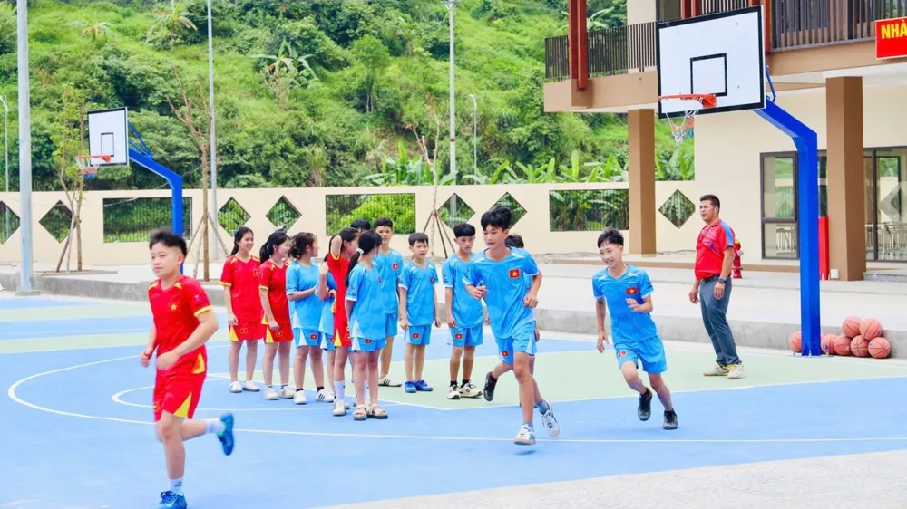 Học sinh ở Trường Phổ thông nội trú Tiểu học và THCS Mường Khương, xã Mường Khương, tỉnh Lào Cai được thụ hưởng sân thể thao, đường chạy và các không gian ngoài trời. Ảnh: THU HẰNG
