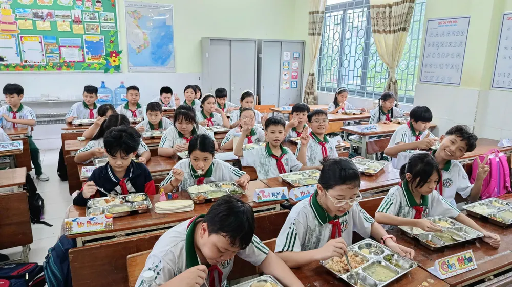 Bữa trưa bán trú của học sinh Trường Tiểu học Hiệp Tân (phường Phú Thạnh). Ảnh: THU TÂM