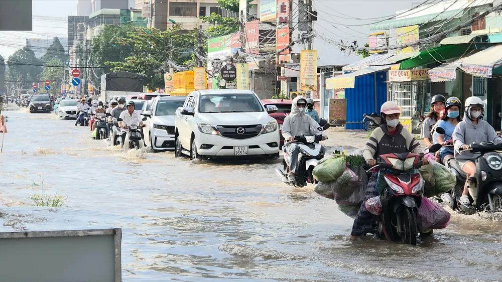 Nước tràn lên tuyến đường Hoàng Hạc trong khu công nghiệp Bình Minh, phường Cái Vồn, tỉnh Vĩnh Long. Ảnh: TÍN HUY