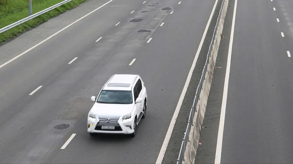 Tại Km234 trên đường cao tốc Vĩnh Hảo – Phan Thiết, khoảng 10 vị trí được dặm vá chi chít trên mặt đường 
