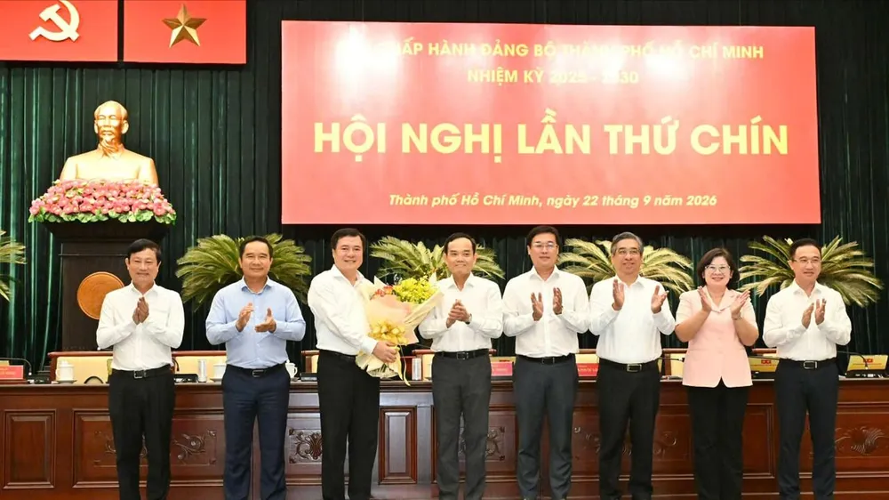Ban Chấp hành Đảng bộ TPHCM chúc mừng tân Phó Bí thư Thành ủy TPHCM Nguyễn Sinh Nhật Tân 