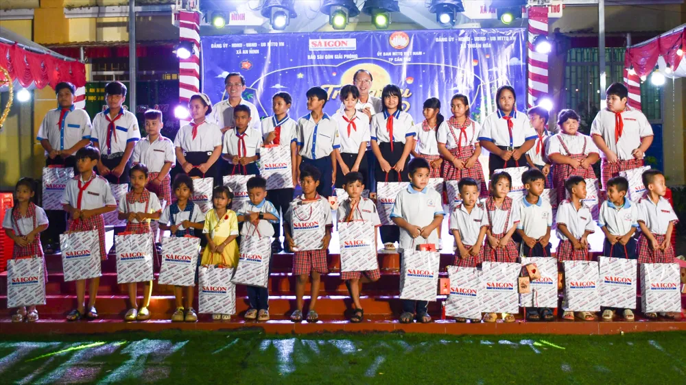 Mang mùa trăng ấm áp đến với học sinh khó khăn ở Cần Thơ