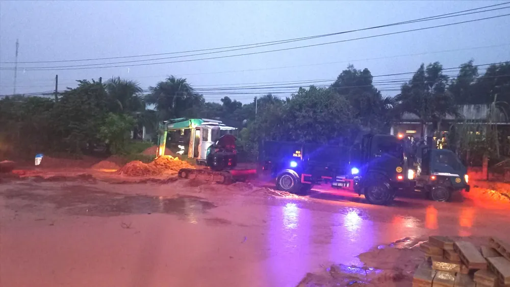Lũ cát đỏ tràn đường nối Mũi Né với Quốc lộ 1