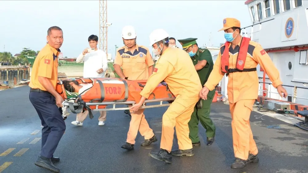 Đưa thuyền viên bị nạn về đến bờ an toàn.