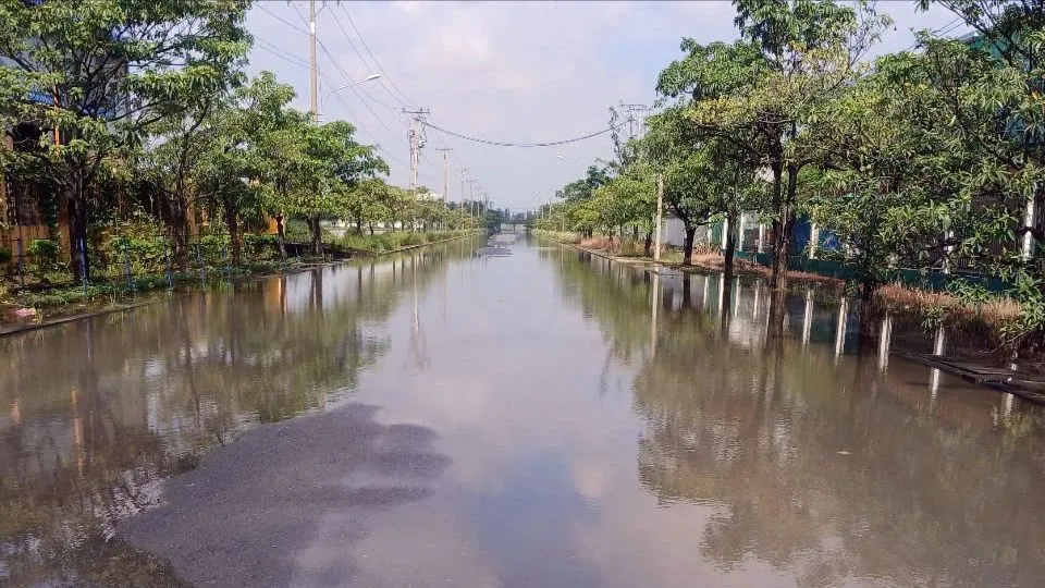 Nhiều khu vực tại KCN Đức Hòa 1, xã Mỹ Hạnh, tỉnh Tây Ninh bị ngập úng ảnh hưởng đến sản xuất, kinh doanh của nhiều doanh nghiệp