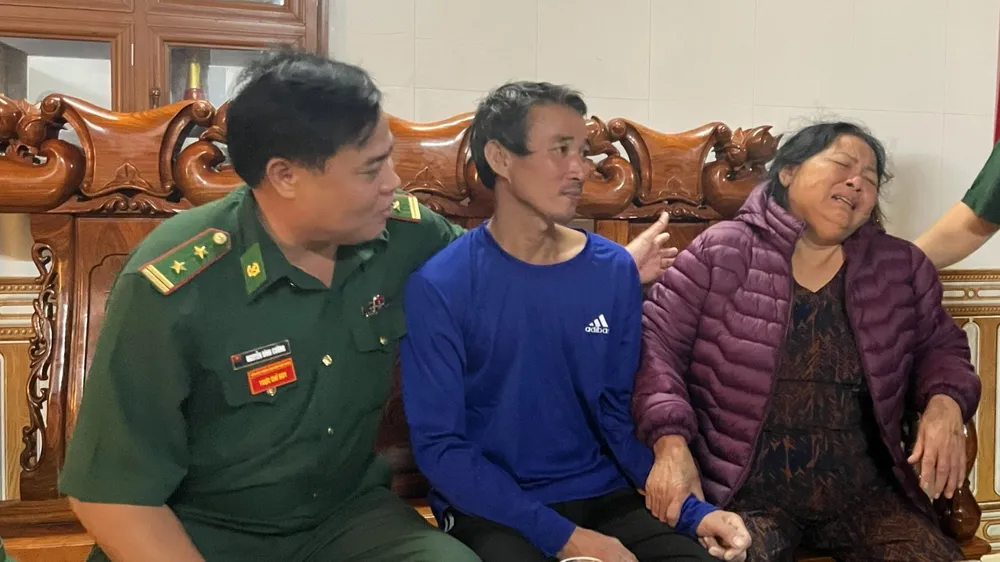 Gần 8 giờ lênh đênh trên biển sau vụ chìm tàu cá tại cửa Gianh vào trưa 9-10, ngư dân Nguyễn Mạnh Cường đã bơi vào bờ an toàn 