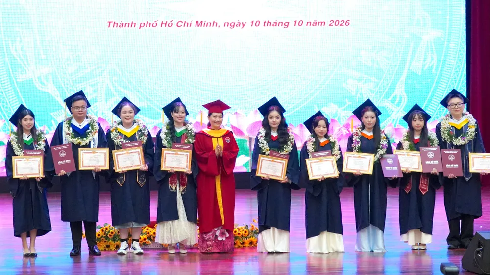 Học viện Cán bộ TPHCM trao bằng tốt nghiệp cho 437 tân cử nhân