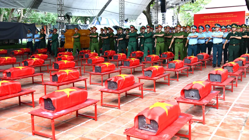 Lan tỏa lời tri ân bằng những nhành hoa trắng