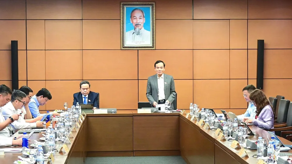 Bí thư Thành ủy TPHCM Trần Lưu Quang phát biểu tại phiên họp Tổ ĐBQH TPHCM, sáng 18-10-2026. Ảnh: ĐỖ TRUNG 