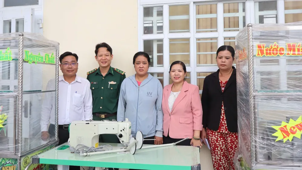 Lãnh đạo Xã An Thới Đông trao phương tiện sinh kế
