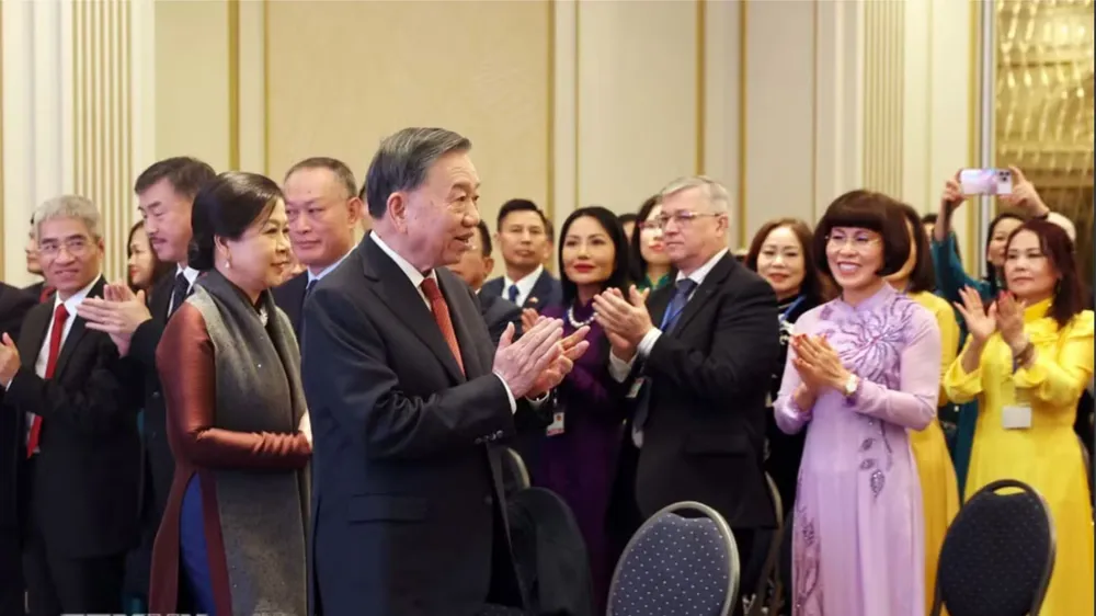 Tổng Bí thư, Chủ tịch nước Tô Lâm cùng Phu nhân Ngô Phương Ly gặp gỡ cán bộ, nhân viên Cơ quan đại diện Việt Nam tại Bỉ và đại diện cộng đồng người Việt Nam tại châu Âu. Ảnh: TTXVN