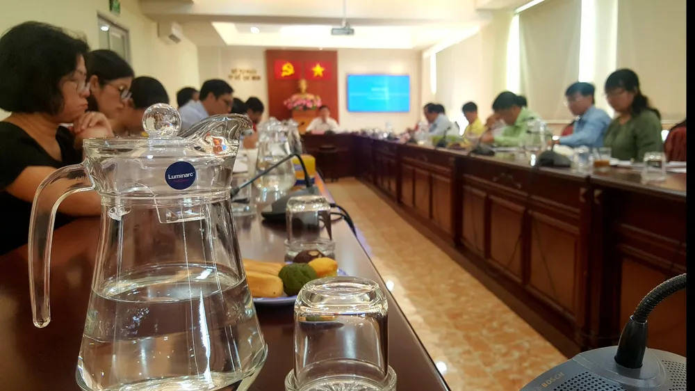 Một cuộc họp tại Sở Tư pháp TPHCM dùng bình nước và ly thủy tinh phục vụ đại biểu. Ảnh: MAI HOA