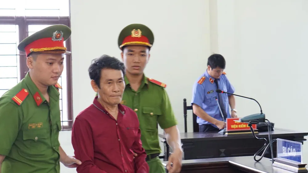 Lãnh án 2 năm tù vì “nựng” bé gái 7 tuổi