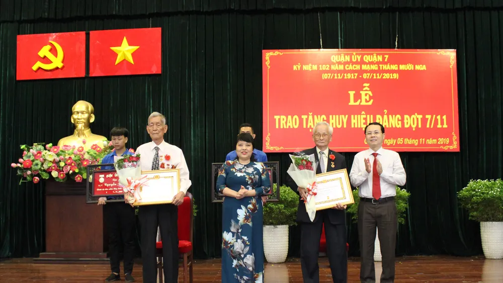 Trao Huy hiệu Đảng dịp kỷ niệm Cách mạng tháng Mười Nga