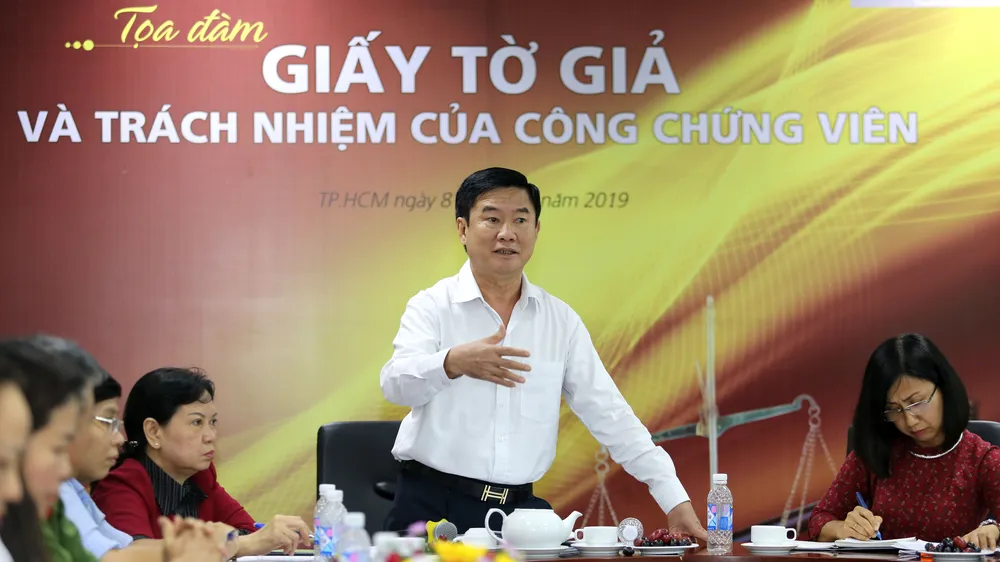 Giấy tờ giả bủa vây, công chứng viên “tự cứu lấy mình”