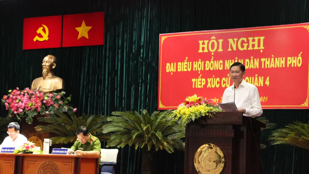 Đại biểu Trần Vĩnh Tuyến - Phó Chủ tịch UBND TPHCM thay mặt tổ đại biểu trao đổi các vấn đề cử tri quan tâm. Ảnh: MAI HOA