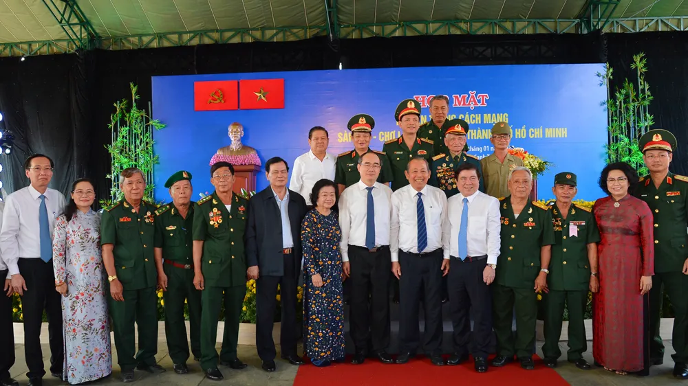 Các đại biểu chụp ảnh lưu niệm. Ảnh: VIỆT DŨNG