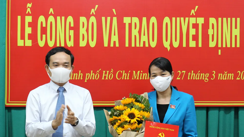 Đồng chí Trần Lưu Quang trao quyết định cho Đồng chí Lê Thị Kim Hồng. Ảnh: HOÀNG HÙNG