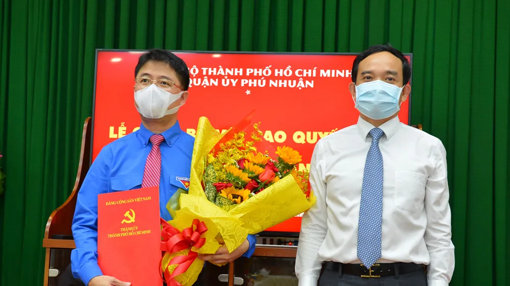  Phó Bí thư Thường trực Thành ủy Trần Lưu Quang trao quyết định bổ nhiệm đồng chí Phạm Hồng Sơn giữ chức Bí thư Quận ủy quận Phú Nhuận, nhiệm kỳ 2015-2020. Ảnh: VIỆT DŨNG