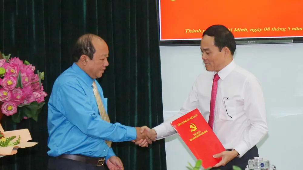 Đồng chí Trần Lưu Quang trao quyết định cho đồng chí Trần Thanh Trà. Ảnh: DŨNG PHƯƠNG