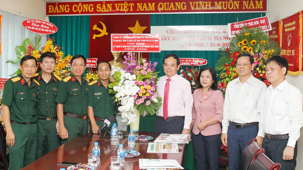 Đồng chí Trần Lưu Quang thăm, chúc mừng các cơ quan báo chí