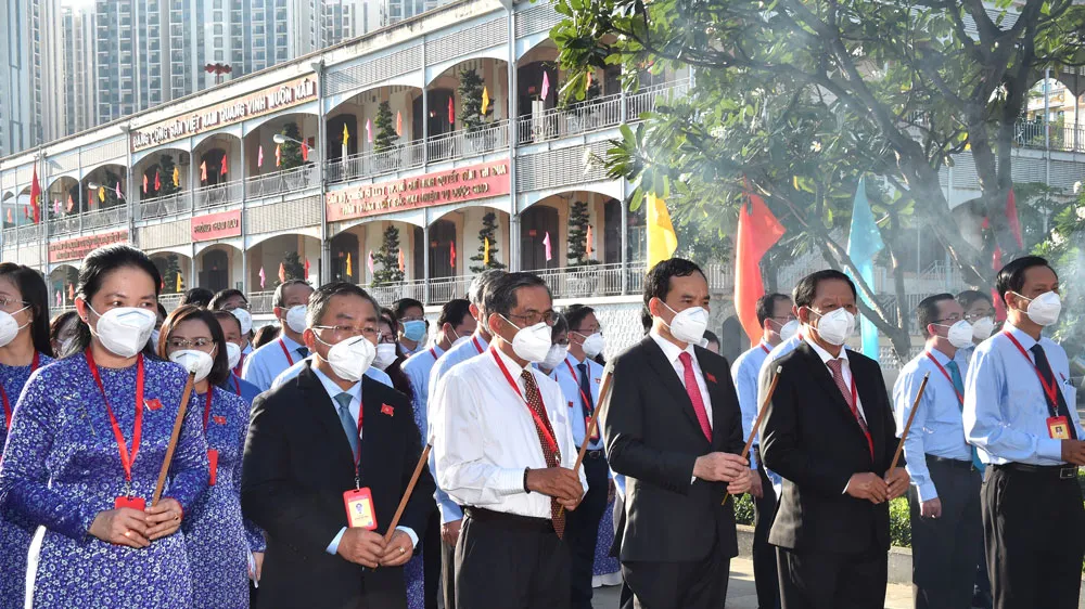 Dâng hương Chủ tịch Hồ Chí Minh trước phiên khai mạc Đại hội Đảng bộ Khối Dân - Chính - Đảng