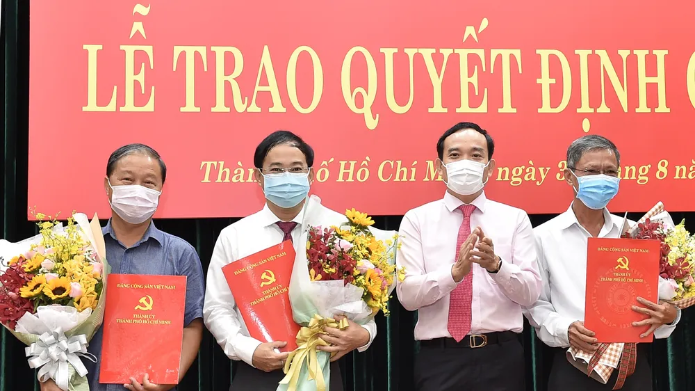 Phó Bí Thư Thường trực Thành ủy TPHCM Trần Lưu Quang trao quyết định cán bộ. Ảnh: VIỆT DŨNG 
