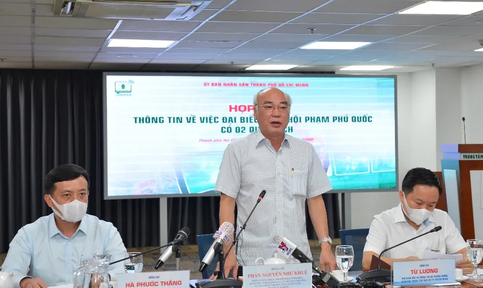 Đồng chí Phan Nguyễn Như Khuê trả lời báo chí trong buổi Họp báo thông tin về việc Đại biểu Quốc hội Phạm Phú Quốc có 2 quốc tịch. Ảnh: VIỆT DŨNG