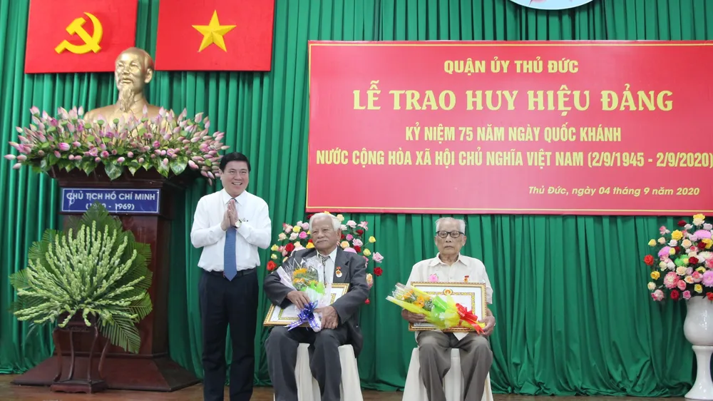 ​Chủ tịch UBND TPHCM Nguyễn Thành Phong trao Huy hiệu Đảng tại quận 9, Thủ Đức