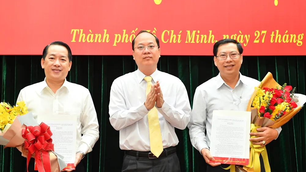 Phó Bí thư Thành ủy TPHCM Nguyễn Hồ Hải trao Quyết định cho 2 đồng chí Kiều Ngọc Vũ và Trần Hữu Phước. Ảnh: VIỆT DŨNG