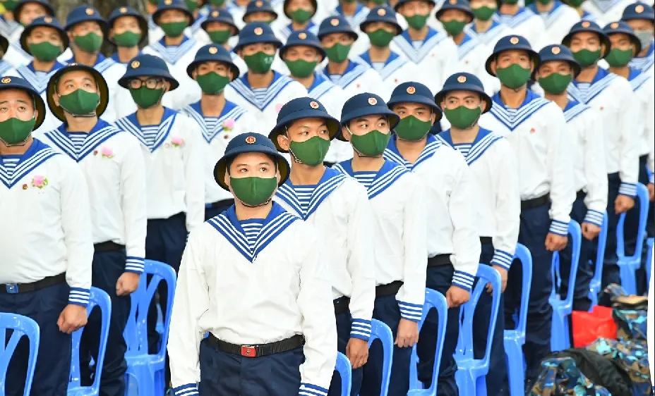 Các tân binh trước giờ nhập ngũ. Ảnh: VIỆT DŨNG