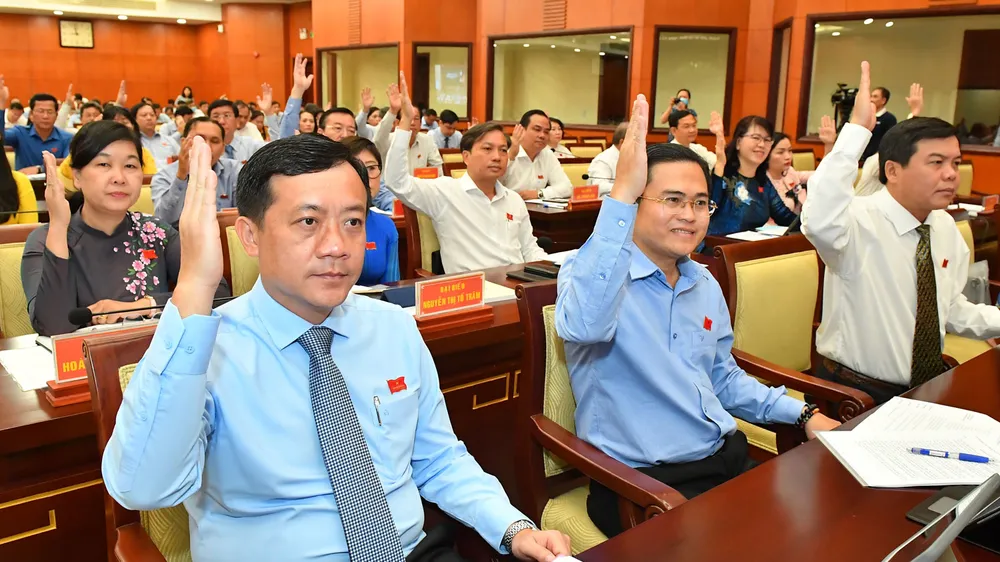 Các đại biểu HĐND TPHCM biểu quyết thông qua nghị quyết kỳ họp. Ảnh: VIỆT DŨNG