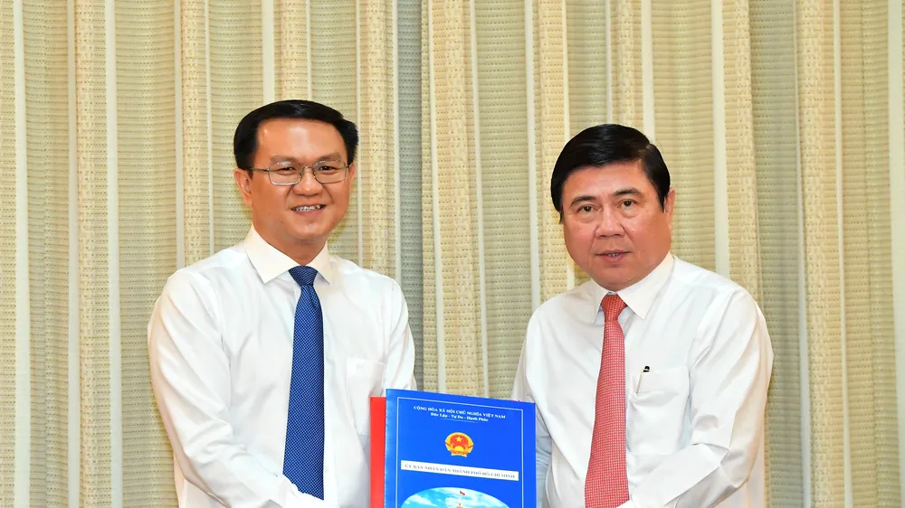 Chủ tịch UBND TPHCM Nguyễn Thành Phong trao quyết định cho đồng chí Lâm Đình Thắng. Ảnh: VIỆT DŨNG