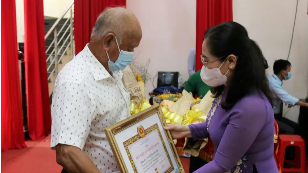 Đồng chí Nguyễn Thị Lệ trao huy hiệu đảng cho các đảng viên cao tuổi Đảng huyện Nhà Bè
