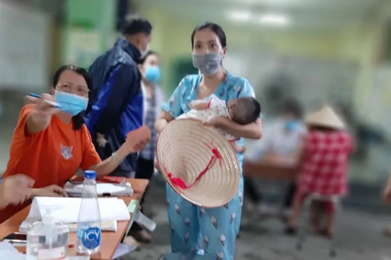 Nhiều cử tri TPHCM đội mưa đi bầu cử