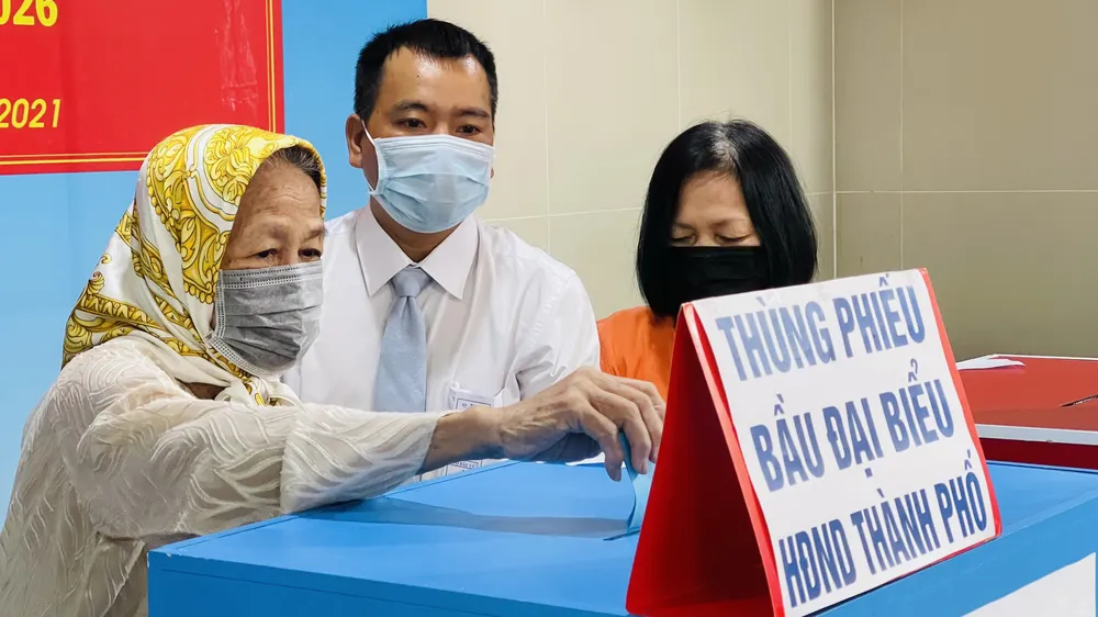 Cử tri TPHCM bỏ phiếu chọn đại biểu Quốc hội và đại biểu HĐND các cấp