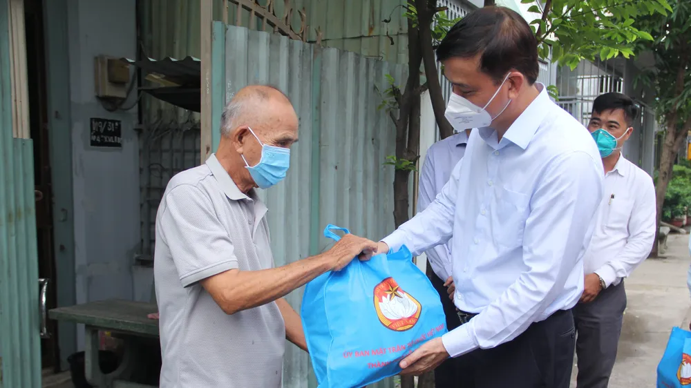 Phó Chủ tịch UBND TPHCM Lê Hòa Bình thăm, tặng quà các “vùng xanh” tại huyện Bình Chánh