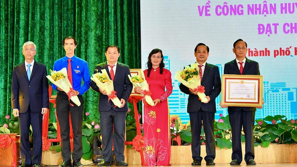 Phó Chủ tịch UBND TPHCM Võ Văn Hoan trao Huân chương Lao động hạng Ba cho Huyện Bình Chánh. Ảnh: VIỆT DŨNG