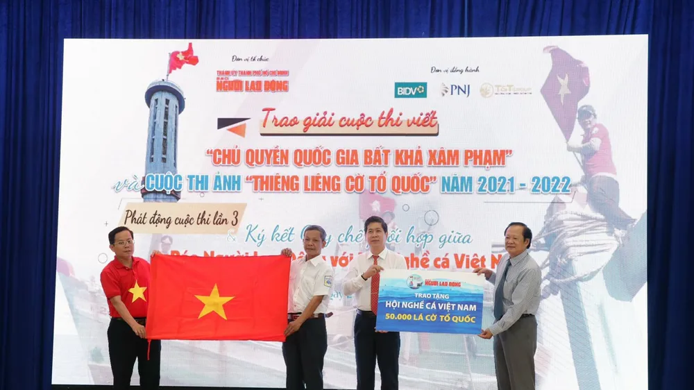 Báo Người Lao Động phát động 2 cuộc thi về chủ quyền quốc gia và cờ Tổ quốc