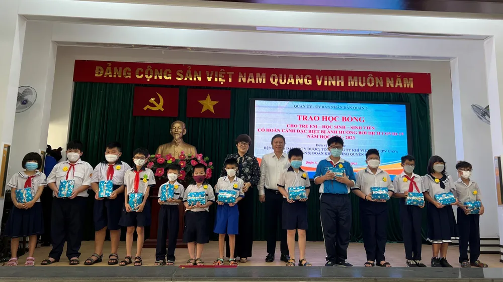 Quận 5 trao học bổng cho trẻ em, học sinh, sinh viên khó khăn bị ảnh hưởng bởi dịch Covid-19