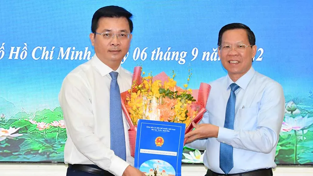 Chủ tịch UBND TPHCM Phan Văn Mãi trao quyết định cho đồng chí Võ Đức Thanh. Ảnh: VIỆT DŨNG