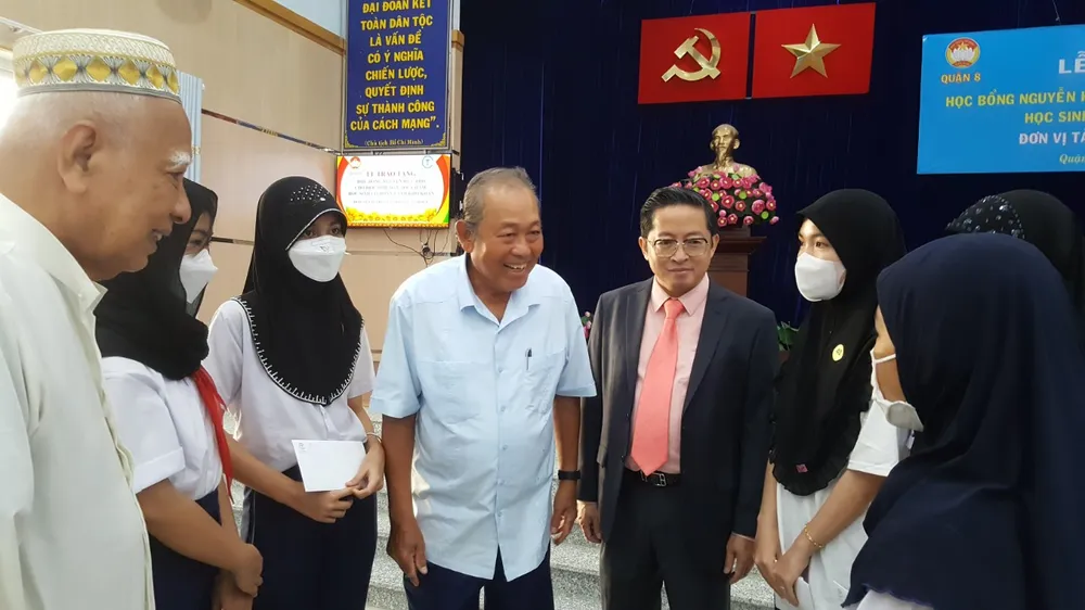 Quận 8 trao học bổng cho học sinh người Chăm và trẻ có cha, mẹ mất do dịch Covid-19